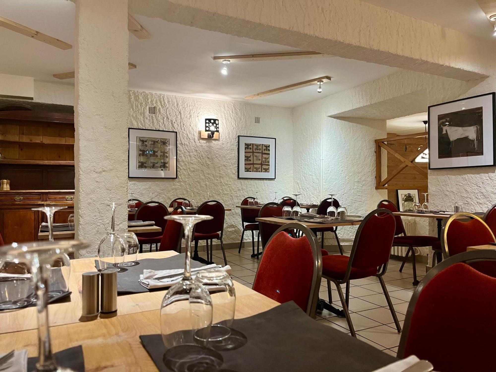 Hotel Restaurant Le Clos Besse-et-Saint-Anastaise Exteriör bild