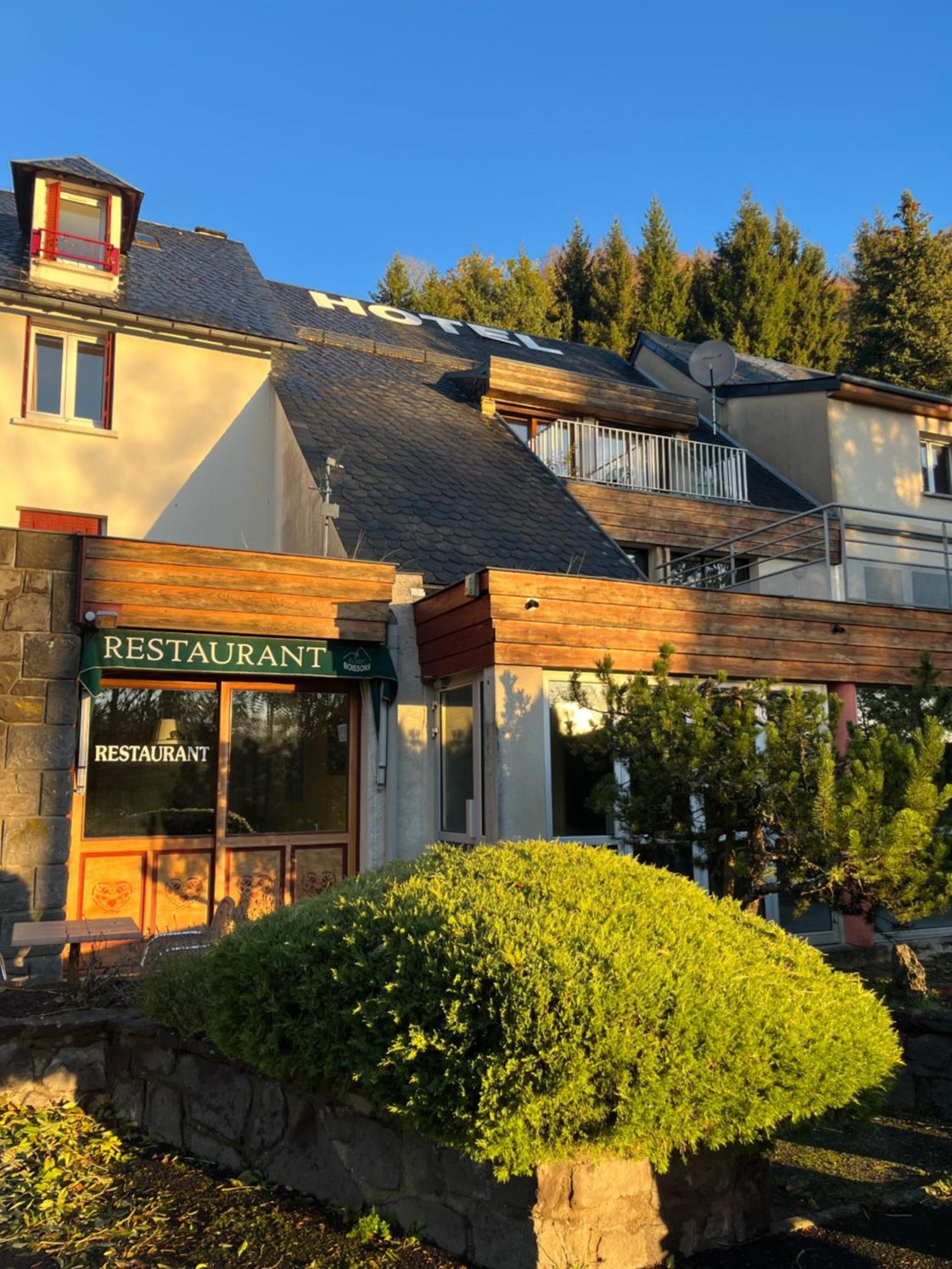 Hotel Restaurant Le Clos Besse-et-Saint-Anastaise Exteriör bild