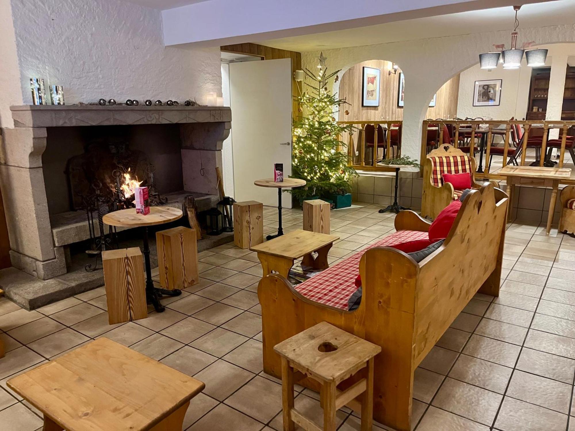 Hotel Restaurant Le Clos Besse-et-Saint-Anastaise Exteriör bild